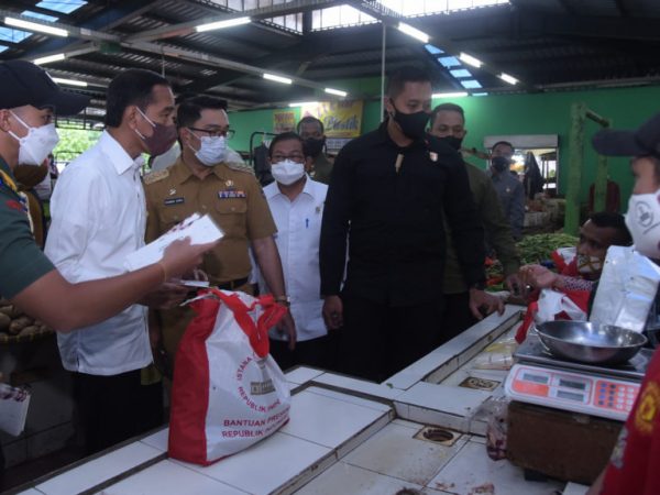 Presiden Jokowi Bagikan Bansos di Sejumlah Pasar di Bogor