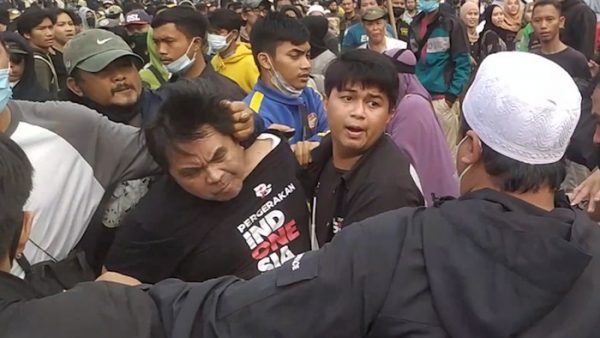 Ade Armando Babak Belur Dikeroyok Massa Saat Demo didepan Gedung Senayan
