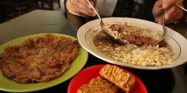 Nikmatnya Rawon Isor Uwit di Malang