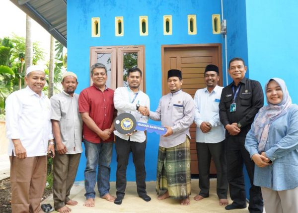 PT.PIM Serahkan Bantuan RSS ke warga Desa Tambon Tunong