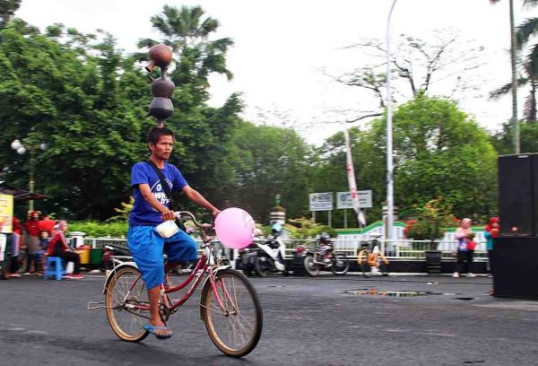 TARUH KENDI di KEPALA