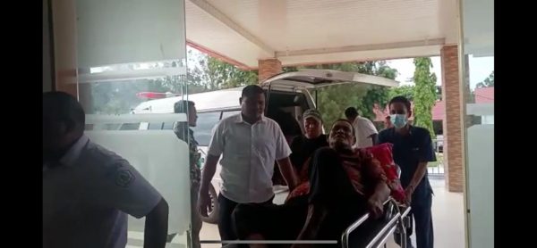 Haji Uma Bantu Pengobatan Mantan Pengawal Hasan Tiro