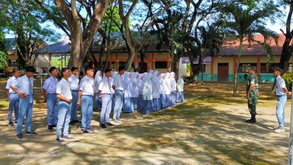 Babinsa Bireuen Latihkan Tata Cara Upacara Bendera Kepada Siswa SMA