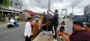 H Muzakkar Tinjau Pemasangan Alat Peraga Asmaul Husna Kota Santri