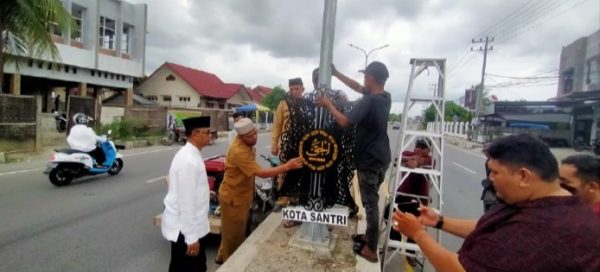 H Muzakkar Tinjau Pemasangan Alat Peraga Asmaul Husna Kota Santri