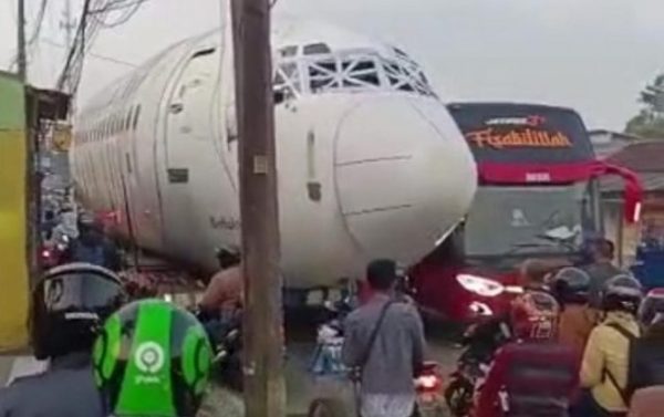 Heboh Pesawat Bikin Macet Jalan Raya Parung, Ada Apa Sebenarnya?