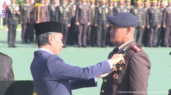 Presiden Beri Tiga Anggota Polri Anugerah Bintang Bhayangkara Nararya