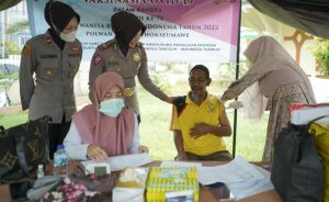 Polwan Polres Lhokseumawe Berikan Pengobatan Kesehatan Gratis Kepada Masyarakat