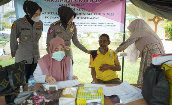 Polwan Polres Lhokseumawe Berikan Pengobatan Kesehatan Gratis Kepada Masyarakat