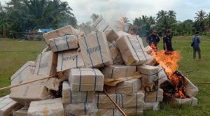 Kejari Aceh Utara bersama Bea cukai Musnahkan Barang Bukti Rokok Ilegal