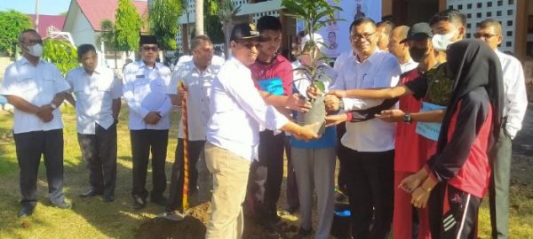 H Muzakkar A Gani Tanam Perdana 5.047 Pohon Berbuah di SMAN 2 Bireuen