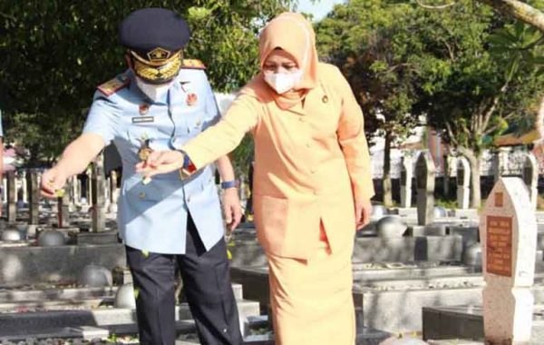 Dalam Rangka HDKD Ke- 77, Meurah Budiman Pimpin Kegiatan Tabur Bunga Di TMP Banda Aceh