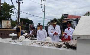 Hari Pertama Kerja Pj Bupati Abdya Tabur Bunga di Makam Tengku Peukan