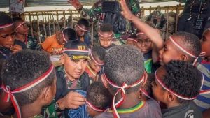 Satgas Yonif Raider Khusus 113/Jaya Sakti Buat Rumah Pintar