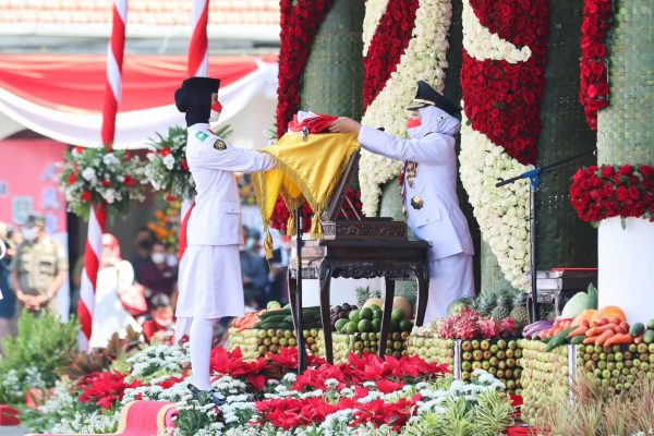 Digelar Secara Terbuka, Gubernur Khofifah Jadi Inspektur Upacara HUT RI Ke-77 di Gedung Negara Grahadi Surabaya