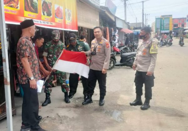 Sambut HUT RI, Koramil 02/Samalanga Himbau Masyarakat Kibarkan Bendera Merah Putih