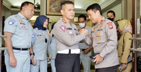 Kapolda Jatim Dampingi Kunker Kakorlantas Polri, Berikan Sosialisasi Penghapusan Registrasi Ranmor
