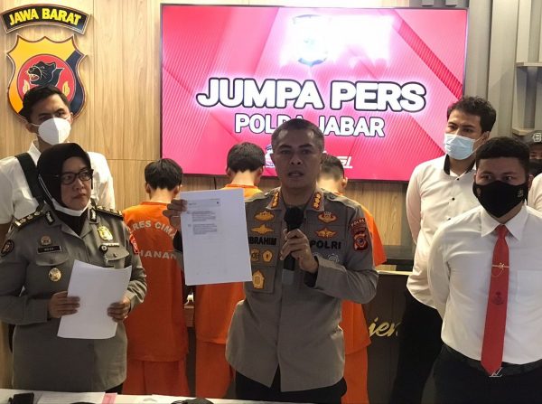 Polda Jabar Berhasil Amankan Tiga Tersangka Terkait Penipuan Tarif Transfer Via Aplikasi Bank