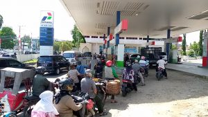 Jelang Tarif BBM Naik Sejumlah Kendaraan Bermotor Mengantri di SPBU Lhokseumawe
