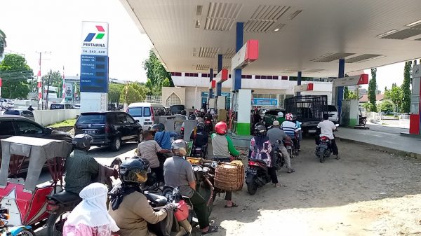 Jelang Tarif BBM Naik Sejumlah Kendaraan Bermotor Mengantri di SPBU Lhokseumawe