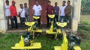 Ikhsan Serahkan Bantuan Empat Unit Alat Pertanian Untuk Kelompok Tani di Kuala Bate