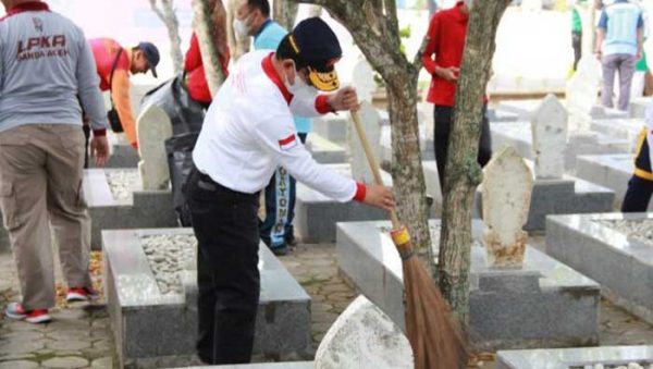 Kemenkumham Aceh Gelar Aksi bersih-bersih di Taman Makan Pahlawan