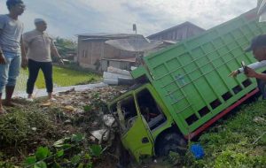 Truk Cold di Abdya Terjun Ke Parit, Satu Dikabarkan Meninggal Dunia