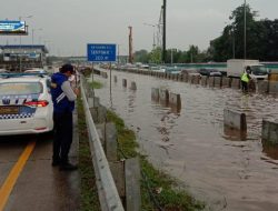 Ruas Tol Pondok Aren – Serpong di KM 08 Tak Bisa Dilalui Kendaraan Akibat Banjir