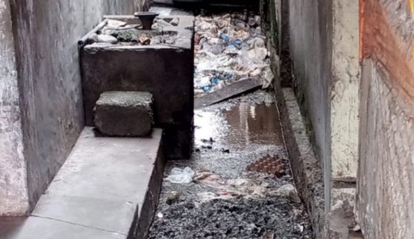 Miris, Selokan Pasar Blangpidie Dipenuhi Sampah