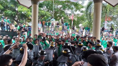 Demo Tolak Kenaikan BBM di Kantor DPRK Lhokseumawe Ricuh