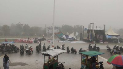 Akibat Angin Kencang Tenda Acara Festival Dikee di Aceh Timur Roboh