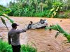 Mobil Terseret Arus