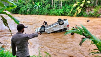 Satu Unit Mobil Terseret Arus Sungai Krueng Tuan, Saat Menikmati Makan Siang