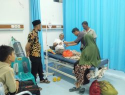 Amad Leumbeng Kunjungi Warga dan Ayah Ketua DPW PA Aceh Timur di RS SAAS