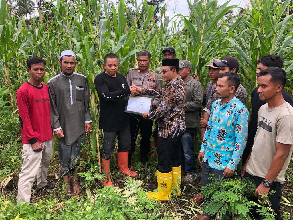 Geuchik Terima Piagam Penghargaan