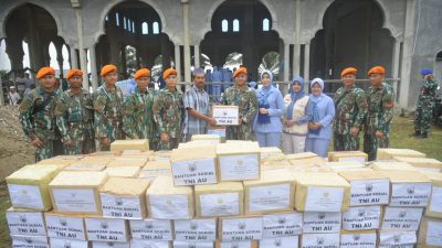 TNI AU Salurkan Sembako Untuk Korban Dampak Banjir di Aceh Utara