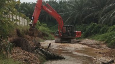 BPS Bersihkan Limbah Sungai Pasca Banjir Indra Makmur