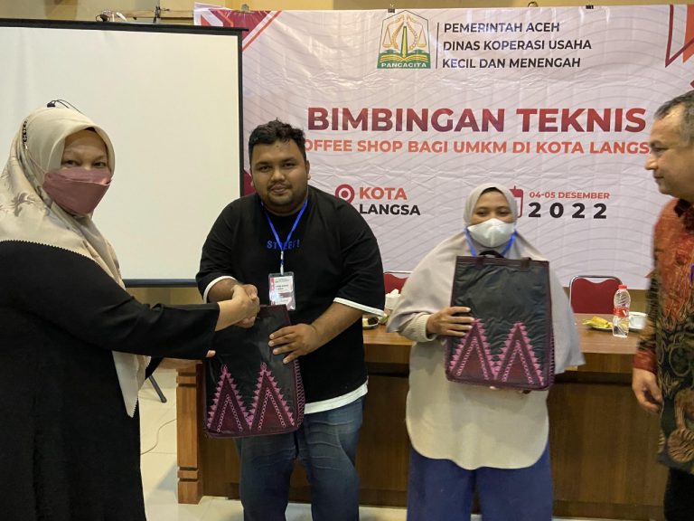 Anggota DPRA Nuraini Maida dan Diskop UMKM Aceh Kembali Gelar Bimtek “Coffee Shop” di Langsa