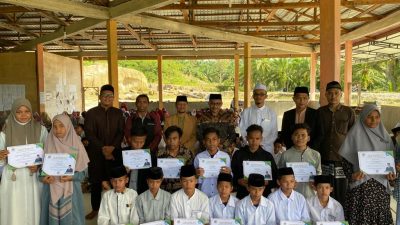 Haji Uma Serahkan Sertifikat Beasiswa PIP Secara Simbolis di Aceh Singkil