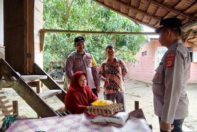 Polsek Tanah Pasir Salurkan Sembako