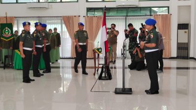 Suasana serah terima jabatan dua komandan militer di aula Pomdam V Brawijaya Surabaya.