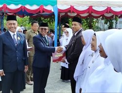 Sekda Aceh Utara Serahkan Penghargaan Satya Lancana Untuk 10 ASN Kemenag