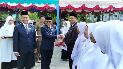 Sekda Aceh Utara Serahkan Penghargaan Satya Lancana Untuk 10 ASN Kemenag