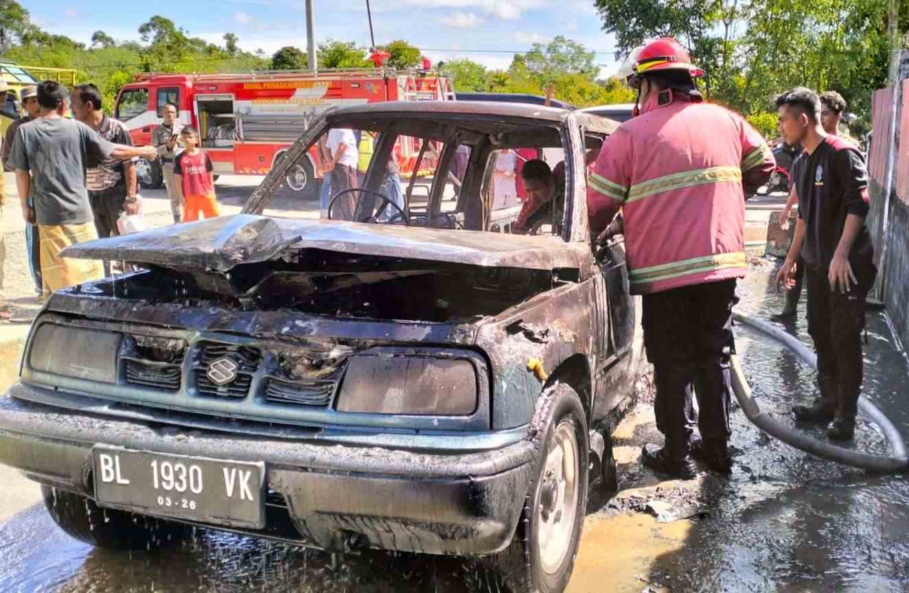 Ditinggal Pemiliknya, Escudo Terbakar Dekat SPBU