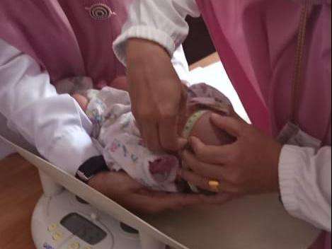 Saat hendak membuka toko kelontong miliknya, Rahmadi (42) menemukan tas dari plastik berisi bayi perempuan.