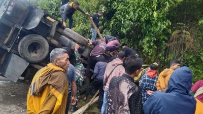 Truck Pengangkut Getah Tanpa Dokumen Tabrak Tebing