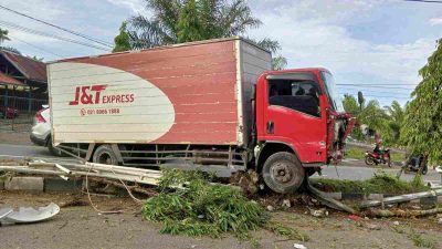 Diduga Supir Mengantuk, Mobil Expedisi paket Tabrak Pembatas Jalan