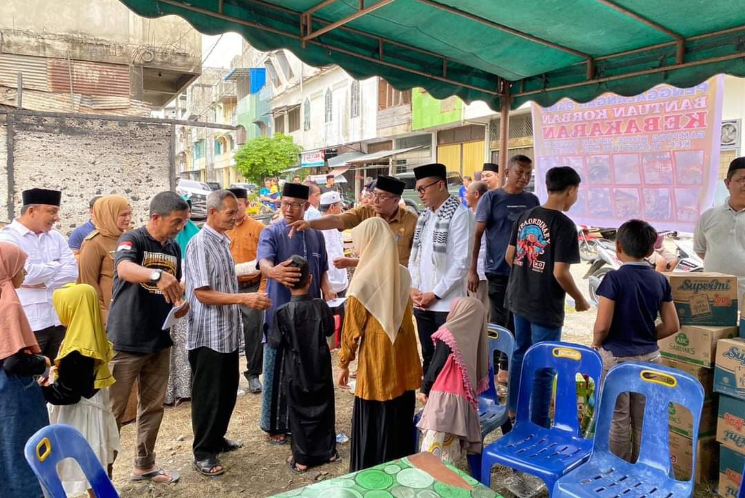 Safaruddin Salurkan Bantuan Untuk Korban Kebakaran di Keude Siblah