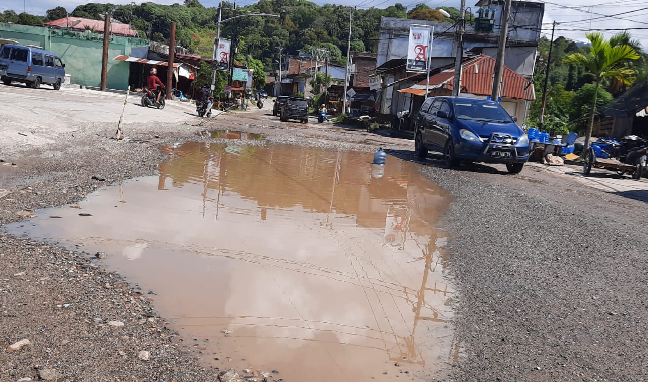 Jalan Nasional di Depan Masjid Agung Abdya Ini Mirip Kubangan Kerbau