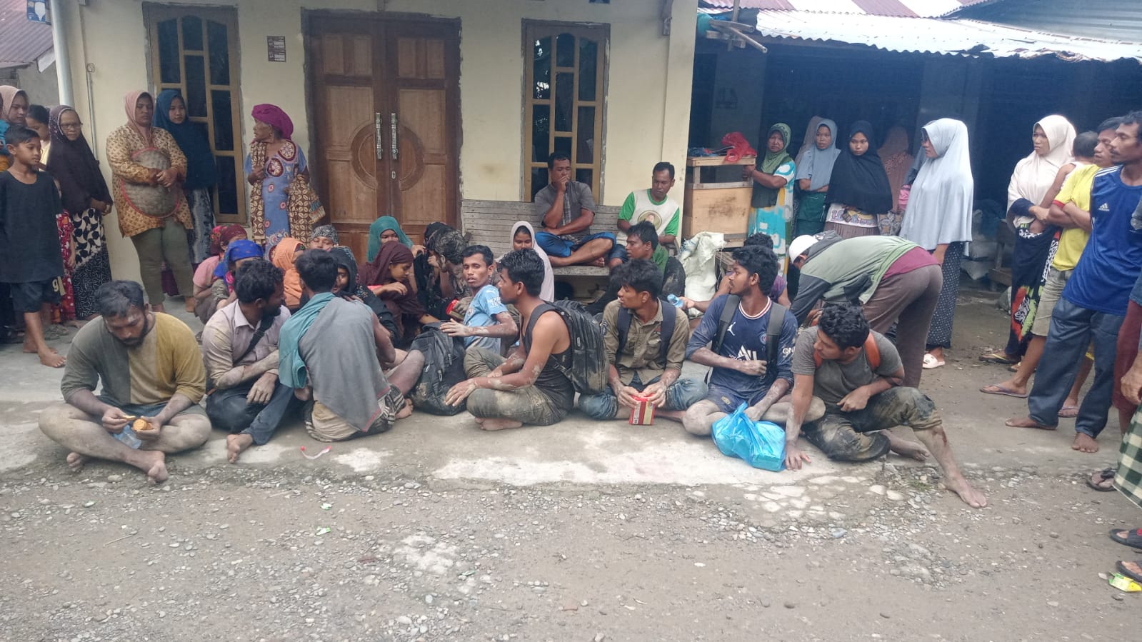 21 Pengungsi Rohingya Terdampar di Pantai Padang Kawa